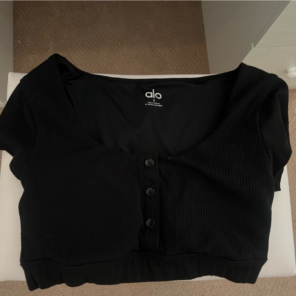 Alo super crop top/ sport bra has removable pads!
